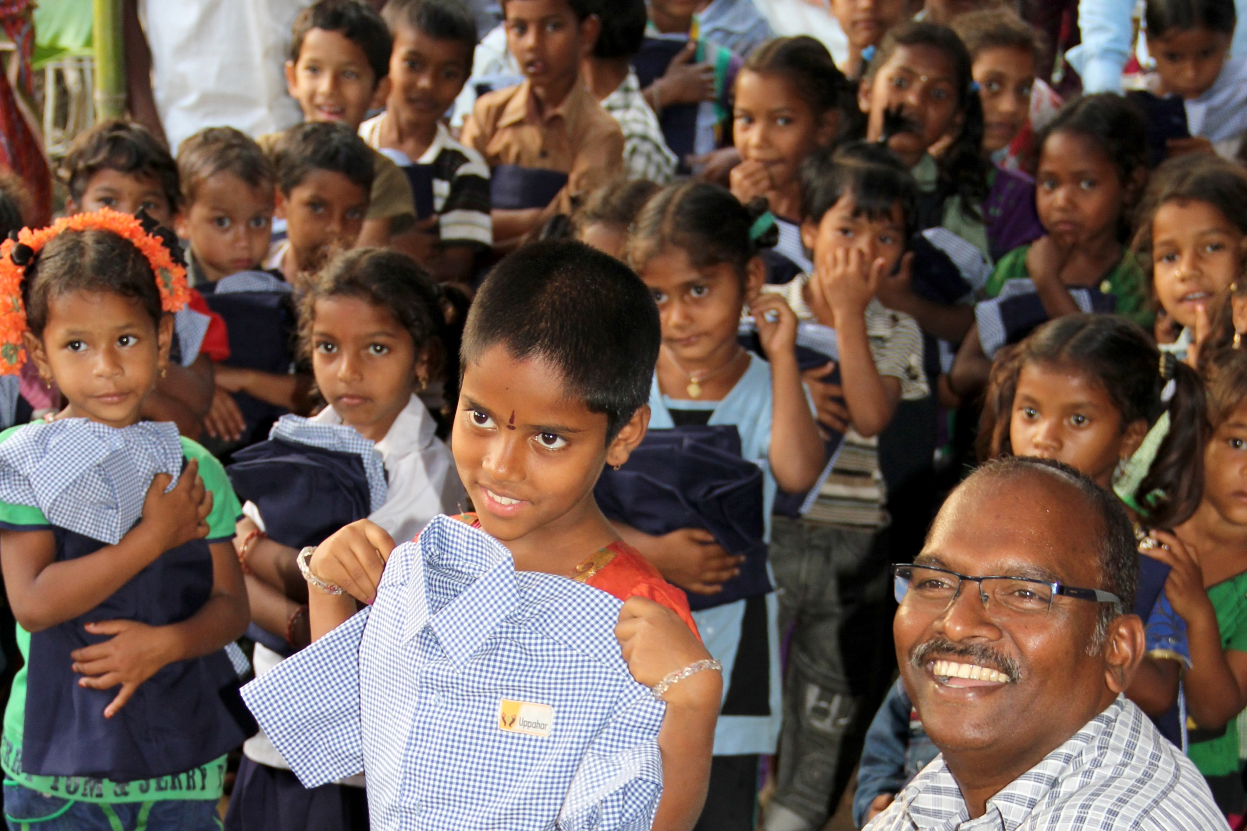 Schuluniform-Verteilung an benachteiligte Kinder in Indien, denen dadurch der Besuch einer Schule ermöglicht wird - danke einer Patenschaft und Sponsoren.