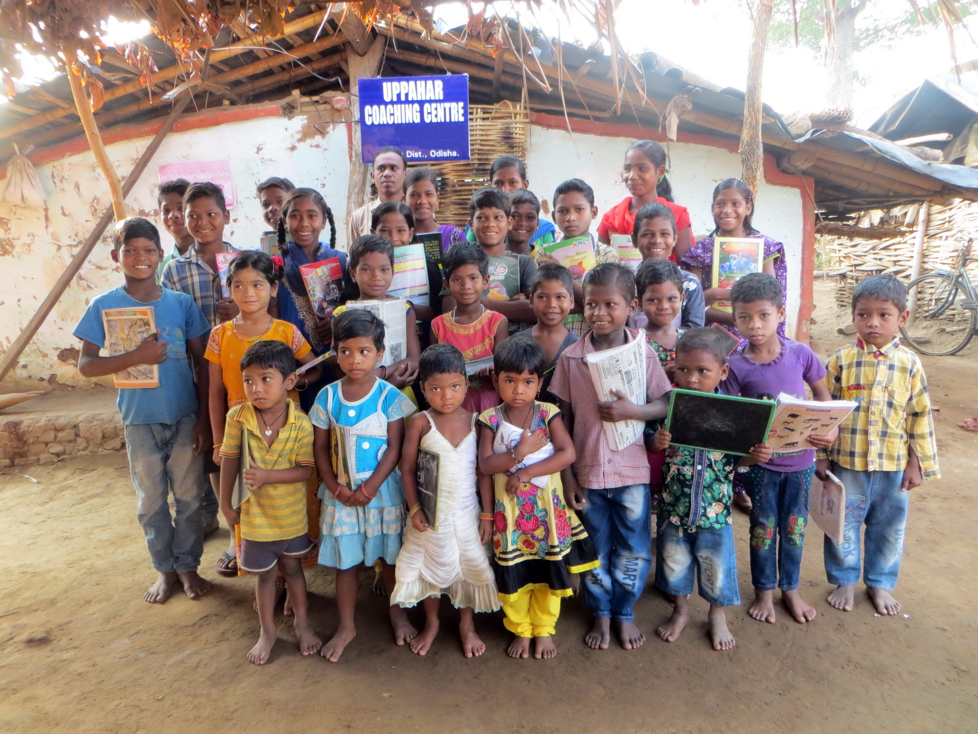 Dorf-Kindertagesstätte in Indien, die Nachhilfe für diese Kinder ermöglicht ihnen, die Schule mit einem guten Abschluss zu beschließen.