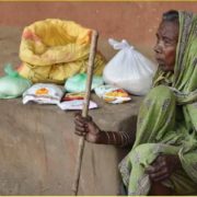 Alte Frau mit Rückenschmerzen bekommen von UPPAHAR Lebensmittel während der Corona Krise