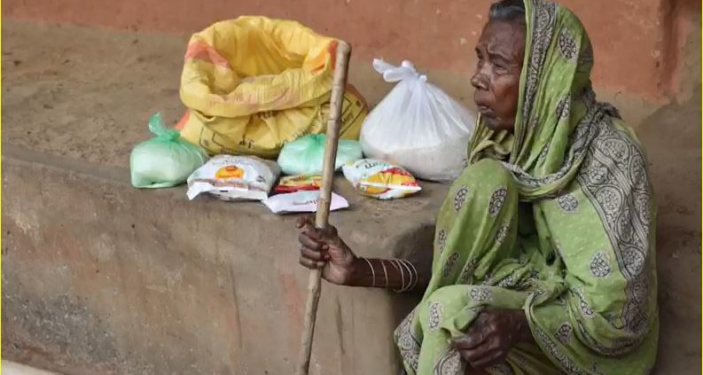 Alte Frau mit Rückenschmerzen bekommen von UPPAHAR Lebensmittel während der Corona Krise