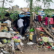 Rajat besucht eine Familie die im Müll lebt