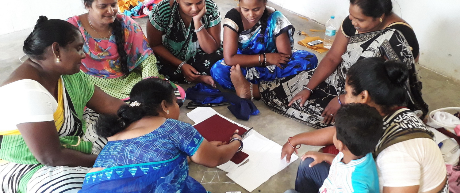 Frauen in unserem Schneiderprojekt beim Nähen lernen