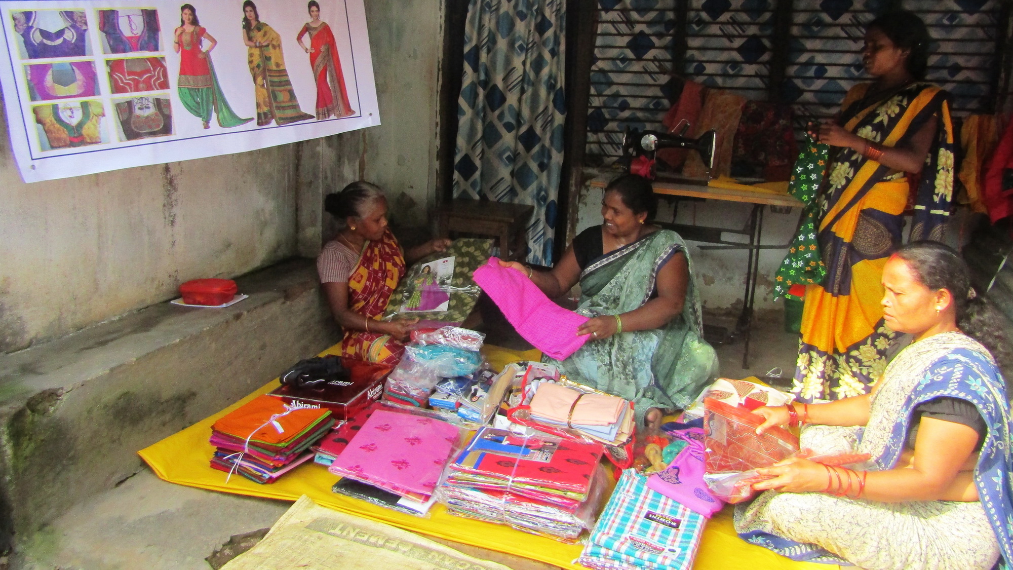 Die Frauen sind begeistert dabei. Uppahar hat eine Erstausrüstung für das Schneidergeschäft bereitgestellt.